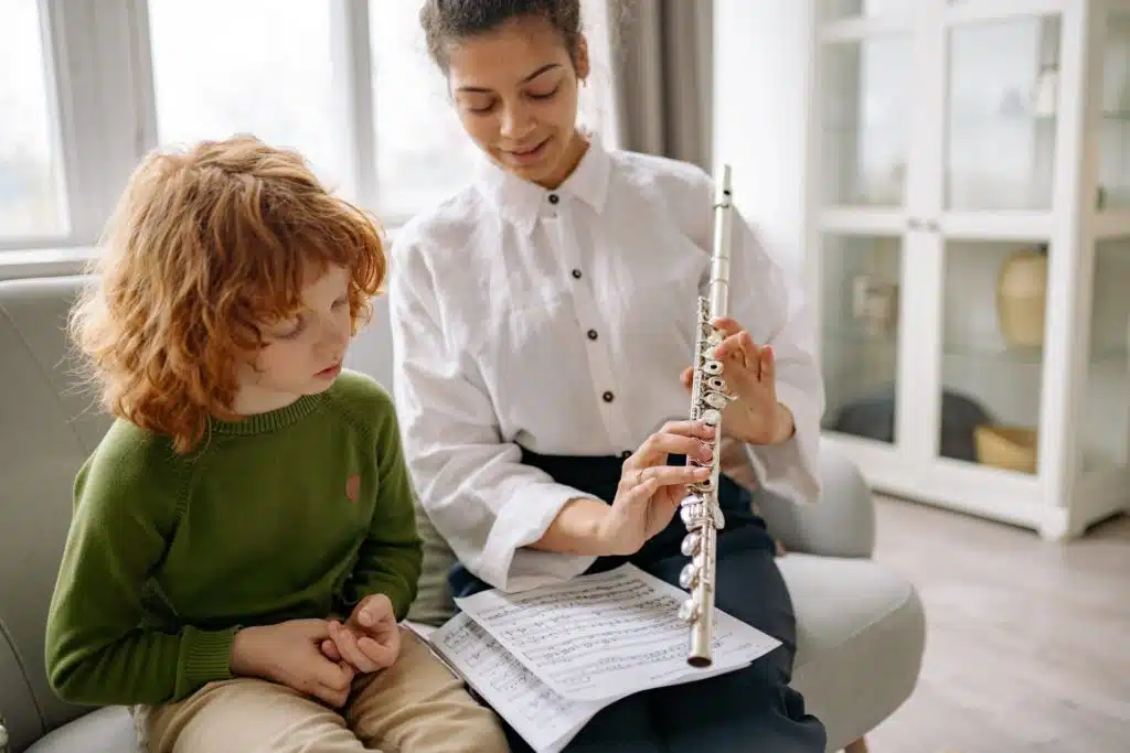 Vrouw leert muziekinstrument aan kind